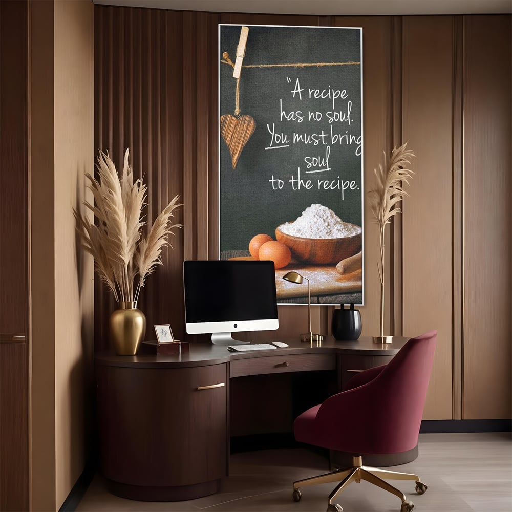 Tablou canvas cu tablou canvas cu citat culinar si faina, in rama de aluminiu argintiu, pe perete intr-un birou